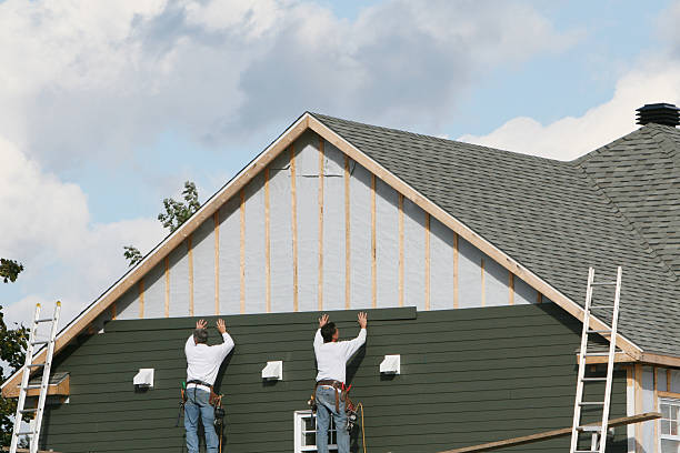 Professional Siding technician working in Temperanceville, VA